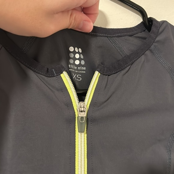 Title Nine Sunbuster 1/2 Zip Gray Short Sleeve Top Size XS Athletic Bike Travel - Picture 2 of 3